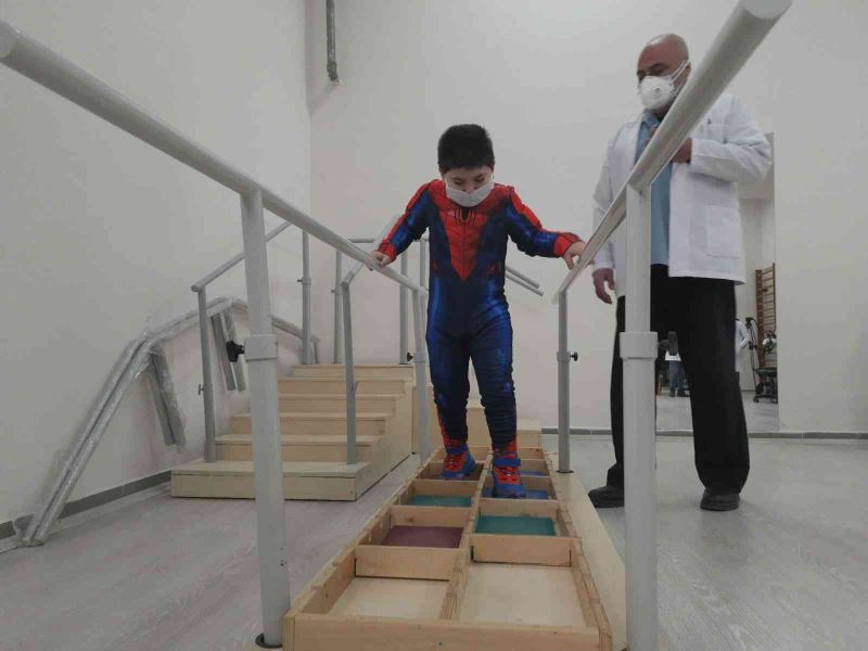 Doktorların ‘yürüyemez’ dediği küçük Abbas, özel tedavi programıyla yürümeye başladı
