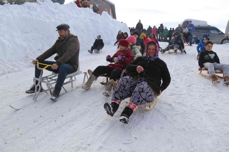 200 yıllık tahta kızak festivali nefes kesti
