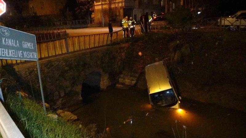 Otomobille çarpışan ticari araç korkulukları parçalayıp kanala uçtu
