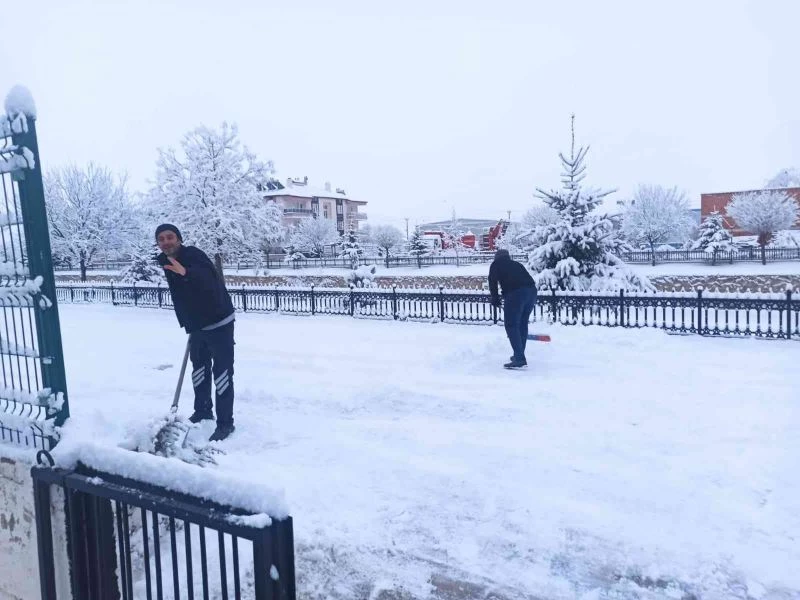 Şuhut’ta kar kalınlığı 10 santimetreyi buldu
