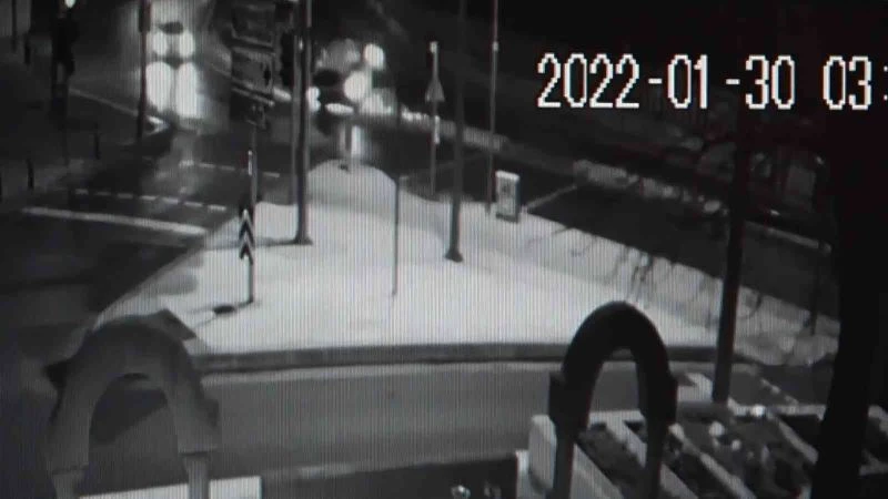 Üsküdar’da orta refüjü aşıp takla attı, ışıklarda bekleyen taksiye çarptı
