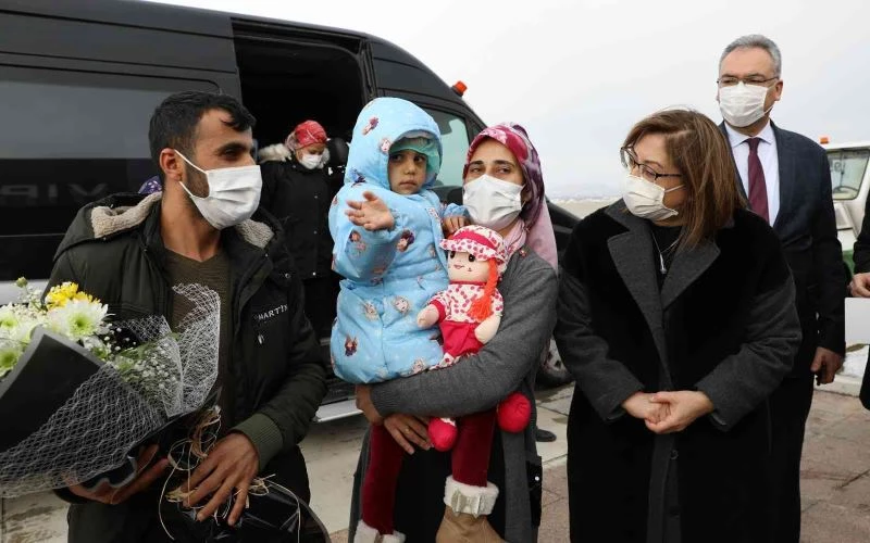 Taburcu olan minik Asiye memleketi Gaziantep’e döndü

