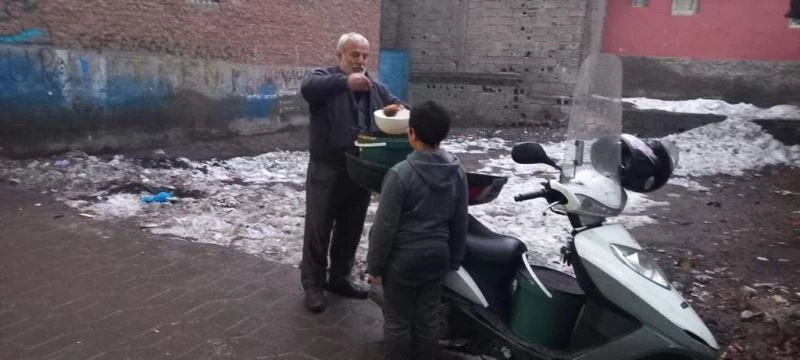 Diyarbakır’ın Dermanbabası’sı kapı kapı dolaşıp sıcak yemek dağıtıyor
