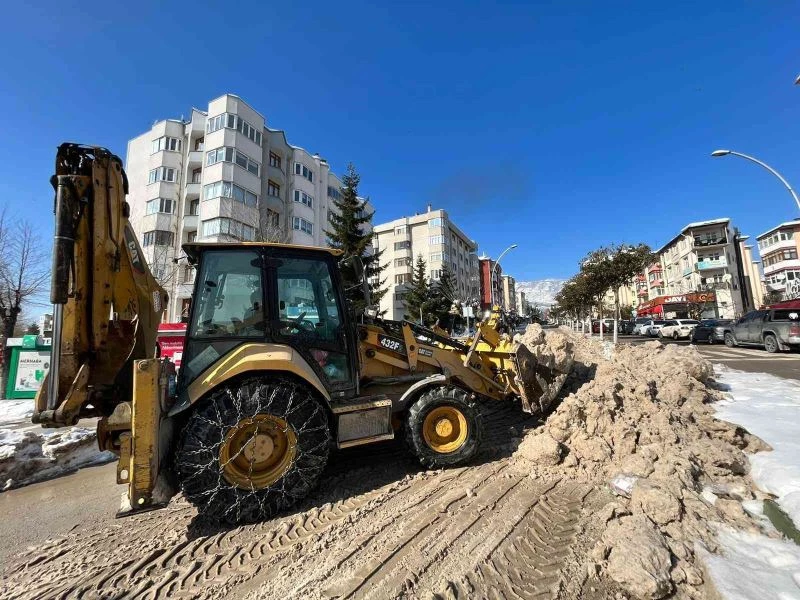 Safranbolu’da kar yığınları toplanıyor
