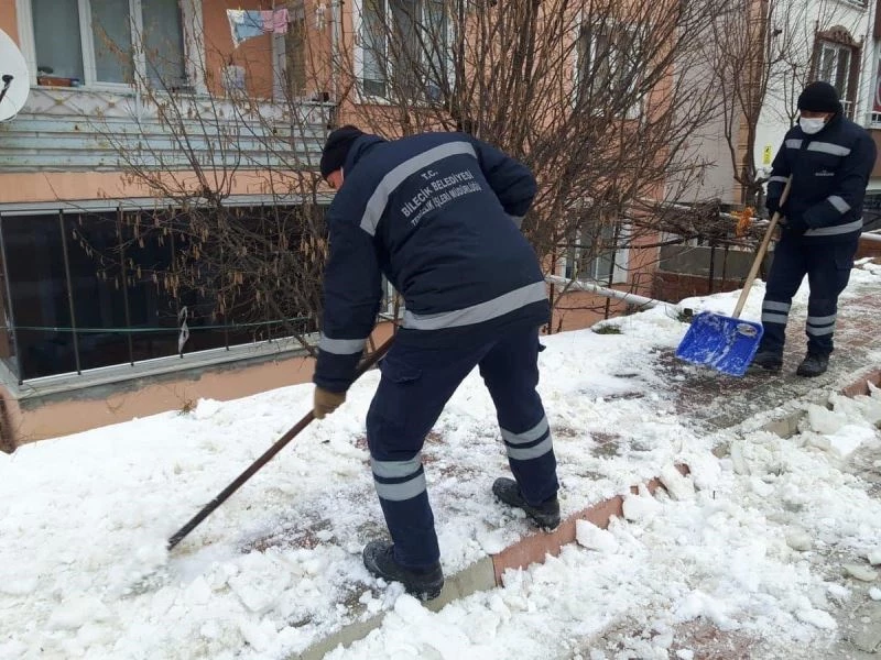 Bilecik’te kaldırımların kar ve buzu temizleniyor
