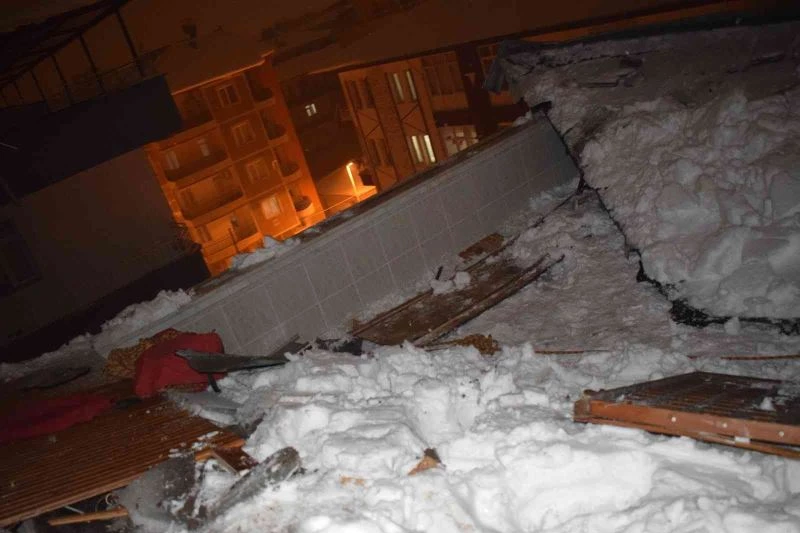 Kardan çöken ahşap çatı parçalara ayrıldı
