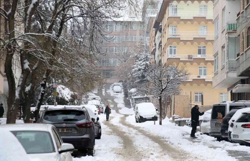Başkentliler güne karla uyandı
