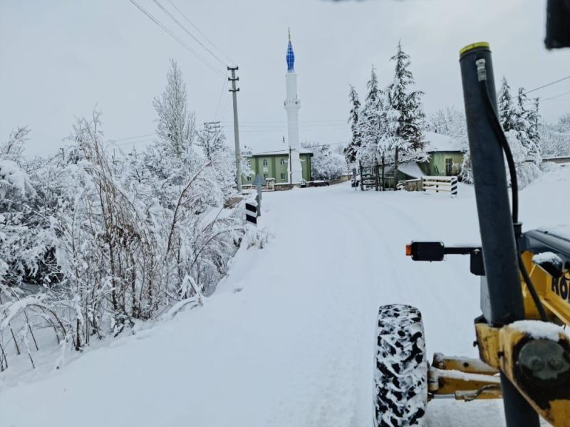 Kar yağışıyla kapanan köy yollarında, yol açma çalışmaları sürüyor
