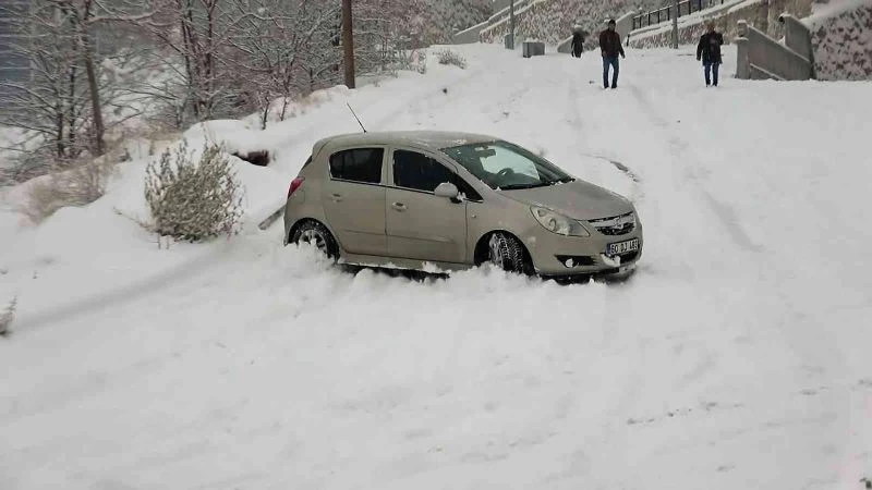 Tokat’ta kaygan yollar sürücüleri zor anlar yaşadı
