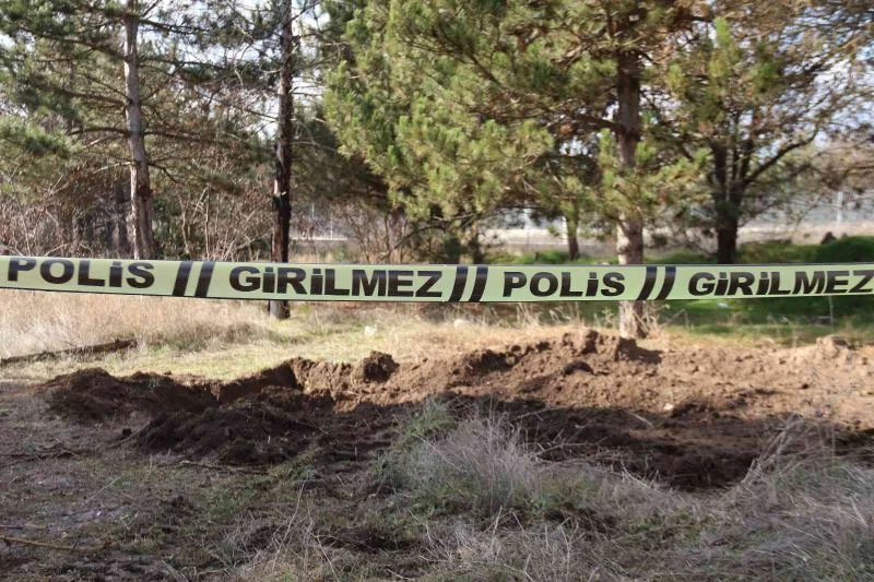 Öldürdükleri kişiyi kaldıkları barakanın yanına gömmüşler
