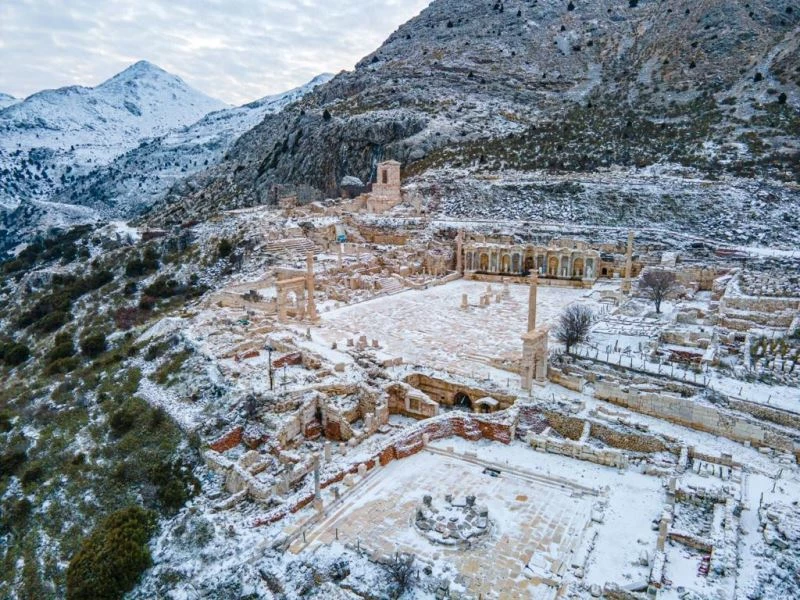 Beyaz örtüyle kaplanan ‘aşklar ve imparatorlar şehri’ görenleri cezbetti
