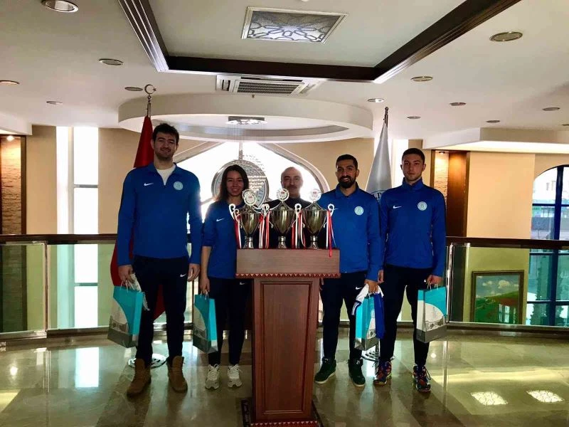 AYBÜ Şampiyonlarını sevincini Genel Sekreter Öztürk ile paylaştı
