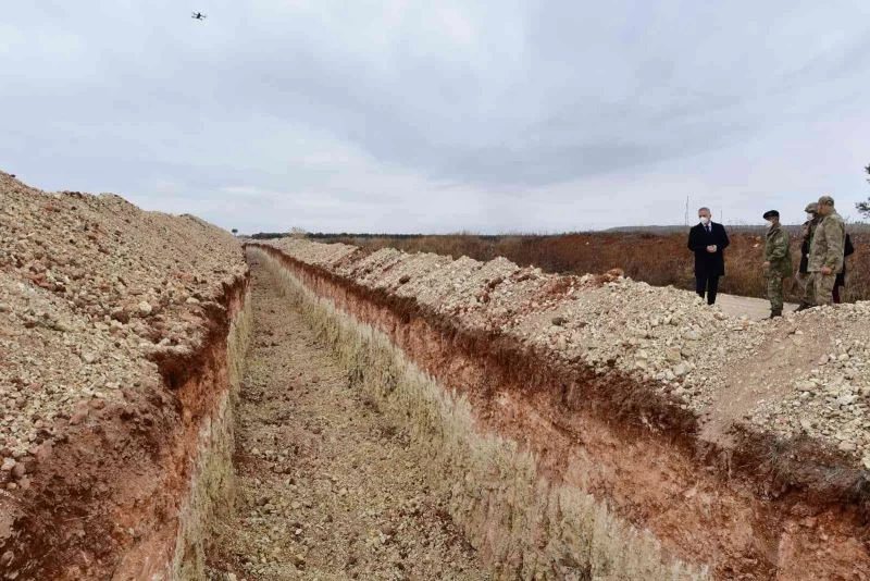 Suriye sınırında tedbirler arttırılarak hendekler kazılıyor

