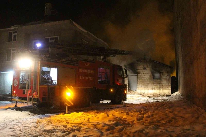 Muradiye’de odunluk yangını
