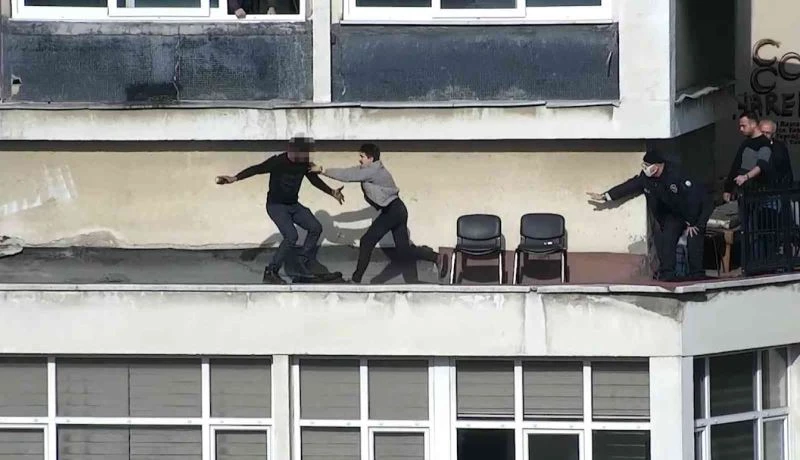 Çatıdan atlamak isteyen genç son anda kurtarıldı
