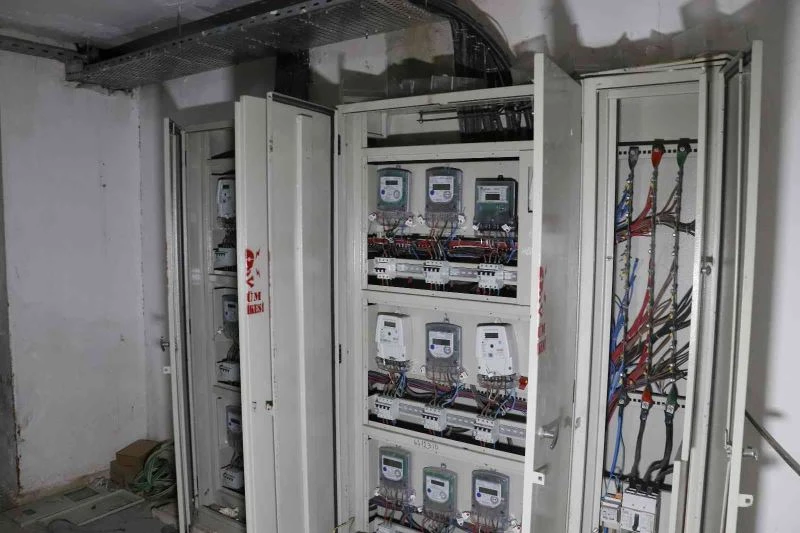 Hırsız apartmanın elektrik panosundaki kabloları çaldı, apartmanın bütün elektriği kesildi
