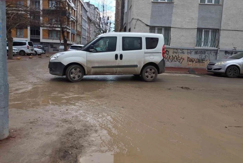 Her yağmur sonrası oluşan çamur manzarasına isyan ediyorlar
