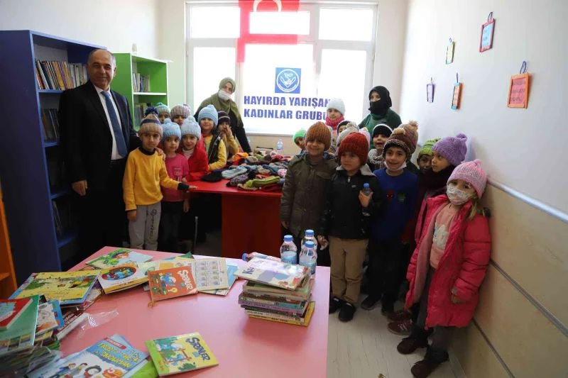 ’Hayırda yarışan kadınlar’ hem kütüphane kurdu hem de yetimleri sevindirdi
