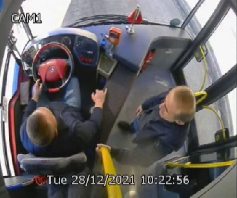 Maske takmamakta direnen vatandaşı otobüsten indirdi
