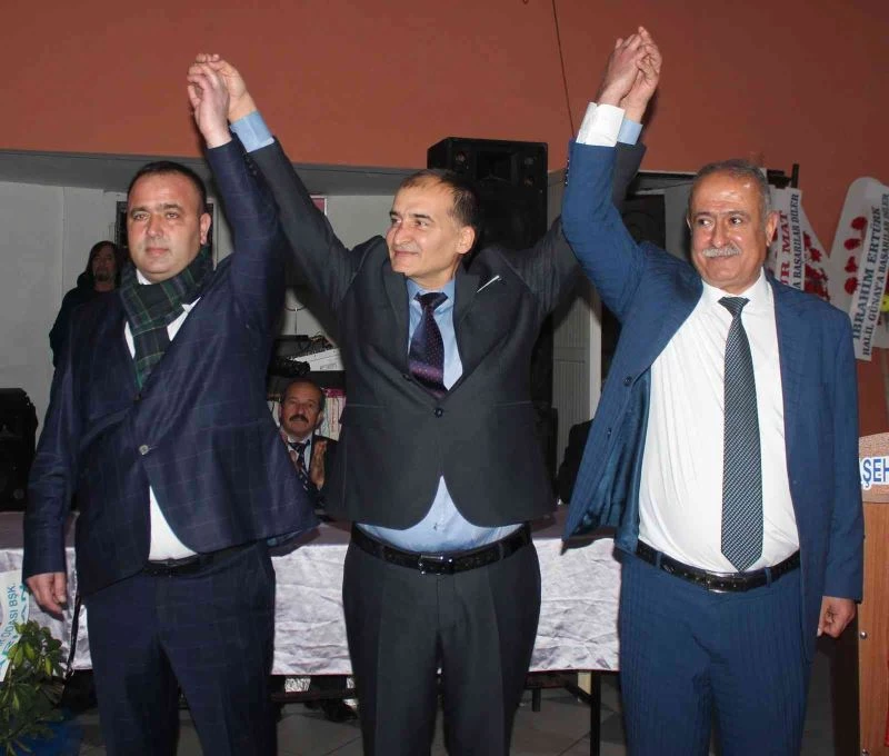 Yeni başkanı omuzlarına alarak kutladılar
