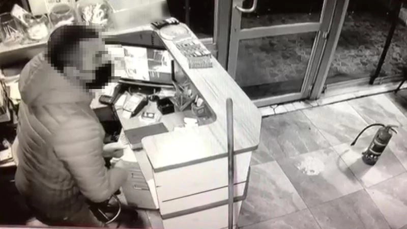Kapısını zorlayarak içeri girdi, kasadan para çaldı
