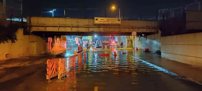 Fatih’te çalışma sırasında patlayan borudan sular fışkırdı
