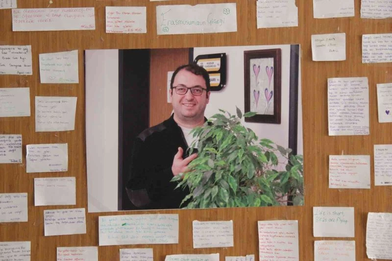 Vefat eden öğretmenin kapısına öyle şeyler yazdılar ki gören dayanamadı
