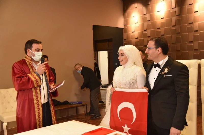 Başiskele’de 896 çift dünya evine girdi
