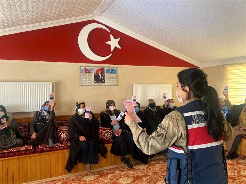 Erzincan’da jandarma, uyuşturucu ile mücadelede bilinçlendirme faaliyetlerine devam ediyor
