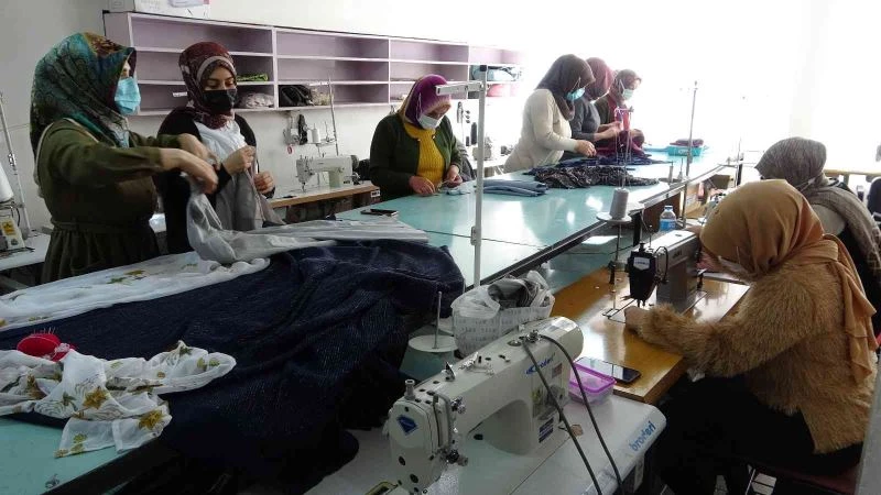 Halk eğitim kursları ile hayallerini gerçekleştiriyorlar
