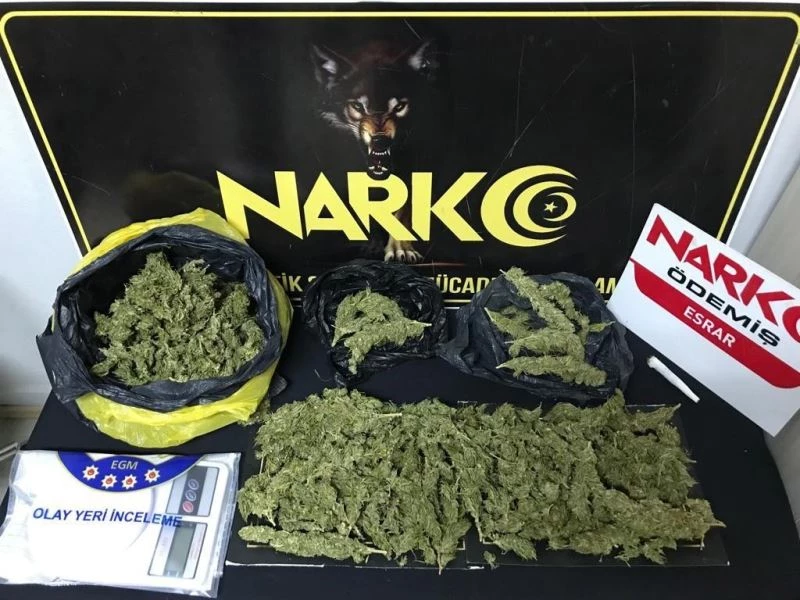 İzmir’de narkotik polisi, uyuşturucu tacirini evinde yakaladı
