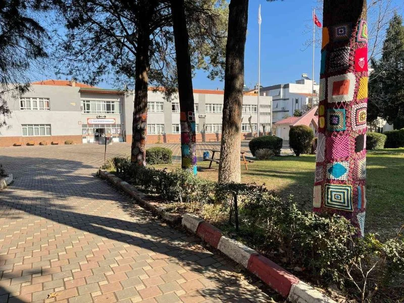 Salihli’de ağaçlar örgü motiflerle süslendi
