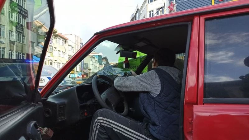 Ceza yememek için cam filmlerini elleriyle söktüler
