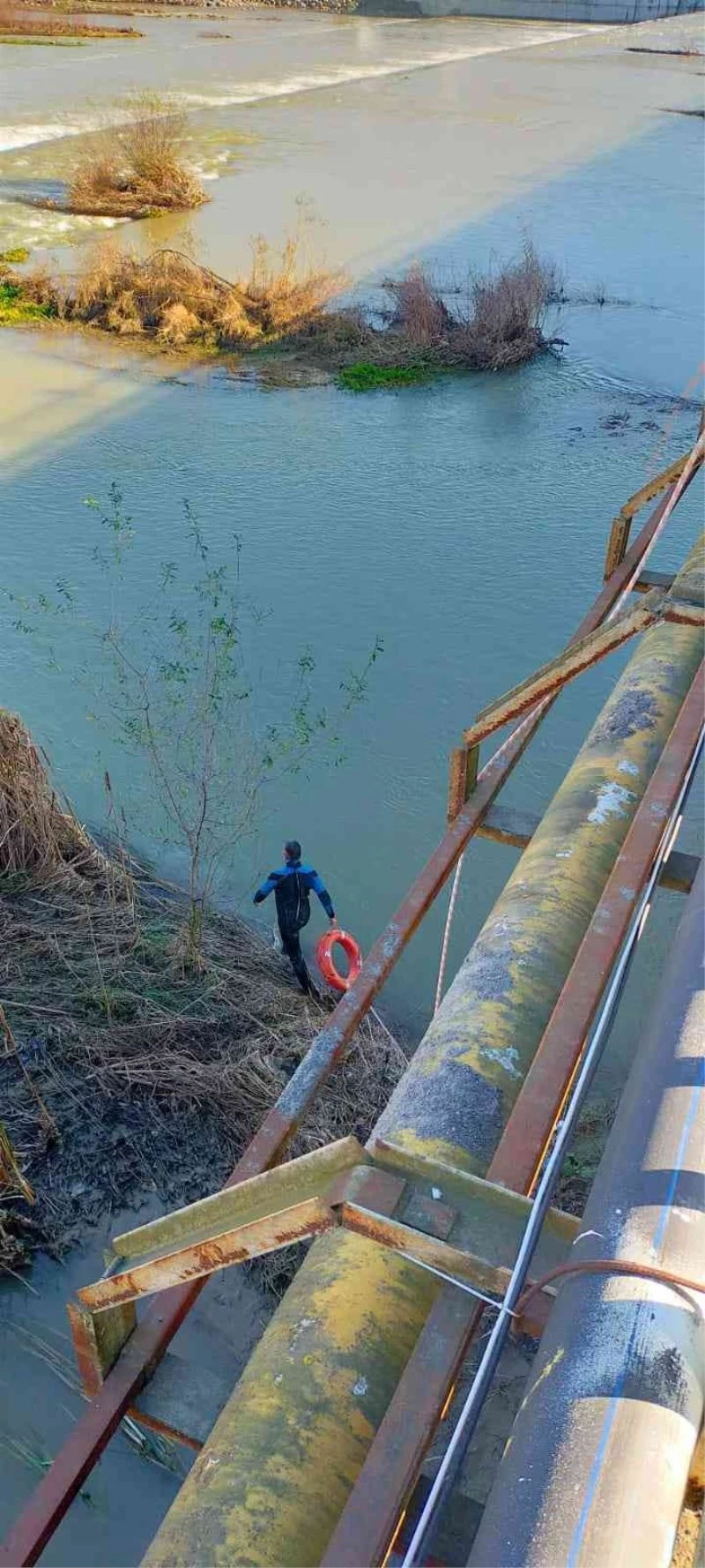 17 yaşındaki genç, intihar etmek için köprüye çıkınca ekipler alarma geçti
