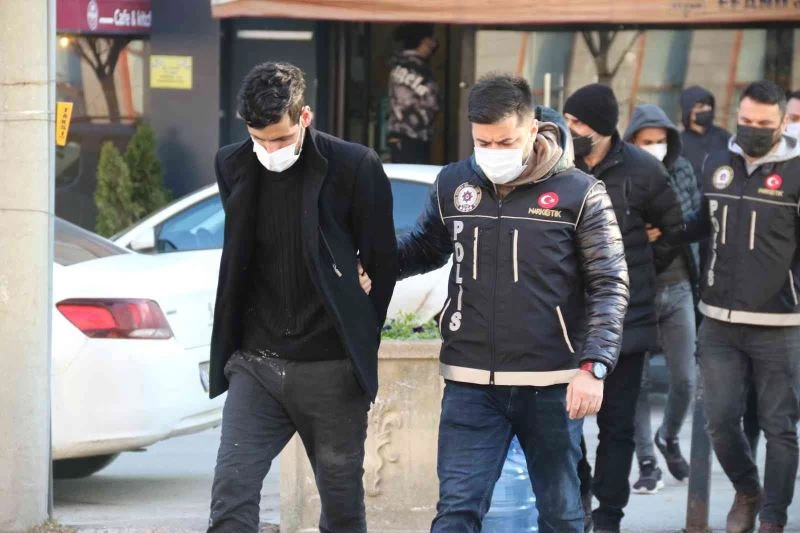 Eskişehir’e boya kovası içinde uyuşturucu madde sokmaya çalıştılar
