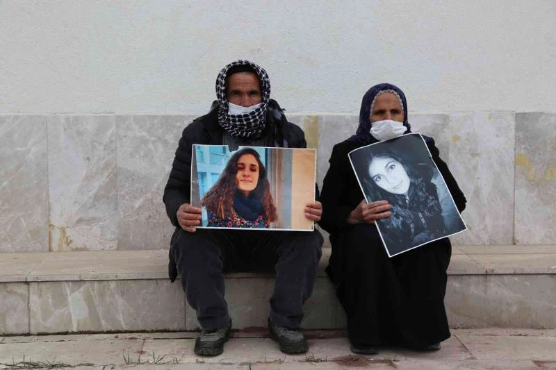 İki yıldır kayıp olan kızlarının bulunması için oturma eylemi başlattılar
