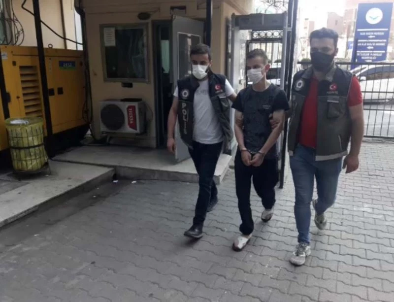 Polisi görünce eroini yere atan torbacı kamerada
