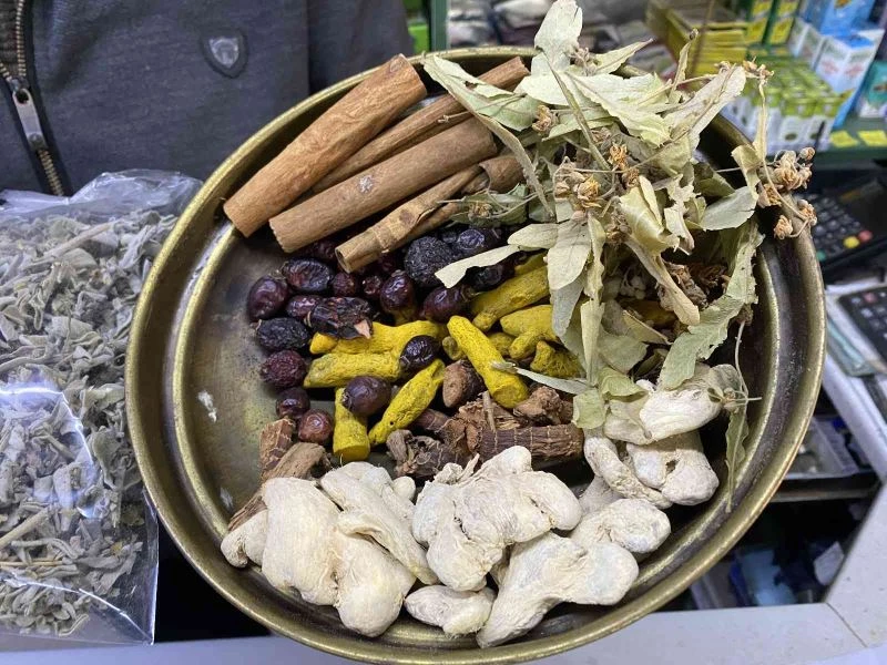 Grip ve soğuk algınlığına karşı aktarın yolunu tuttular
