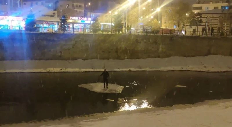 Buzu sal yapıp Çoruh’ta gezintiye çıktı
