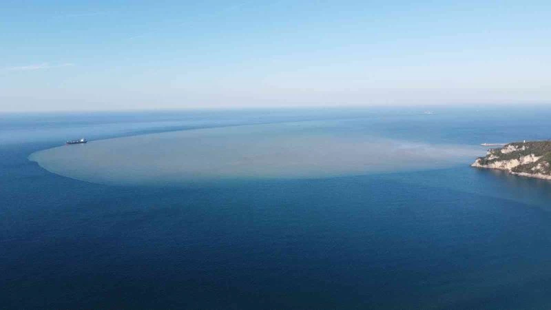 Çamurlu su denizin rengini değiştirdi
