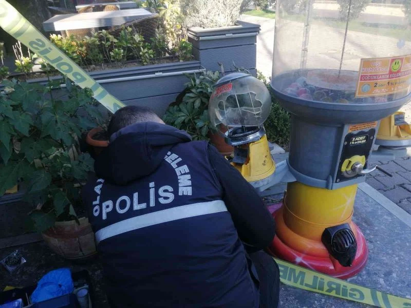 Oyuncak makinasını kırıp bozuk paraları çaldılar
