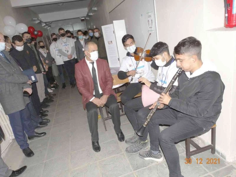 Kaymakama klarnetli darbukalı müzik dinletisi
