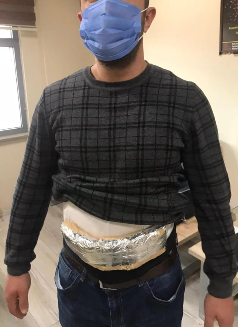 Vücuduna sardığı yarım kilo uyuşturucuyla yakalanan şüpheli tutuklandı
