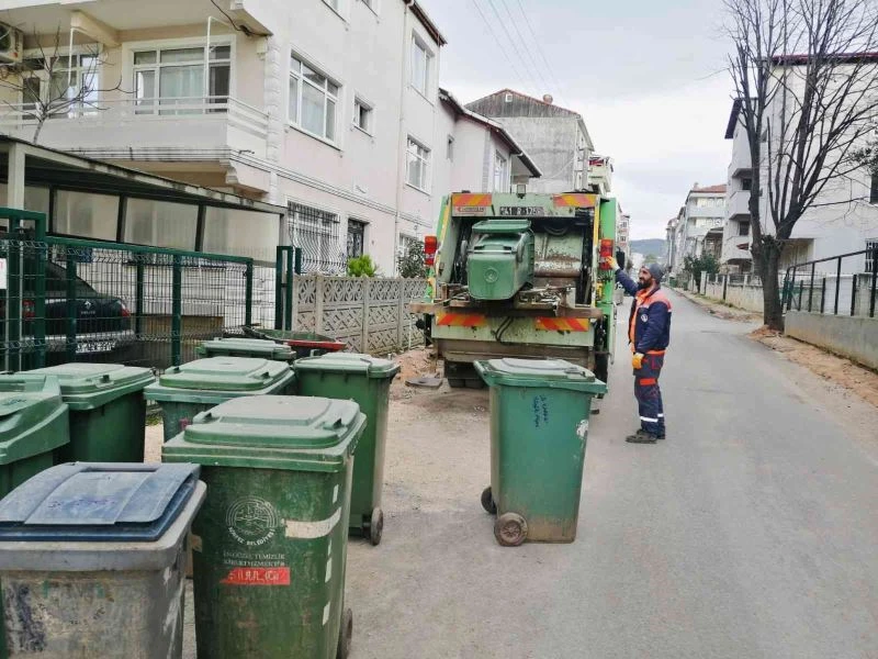 Körfez’de çöp konteynırları temizleniyor
