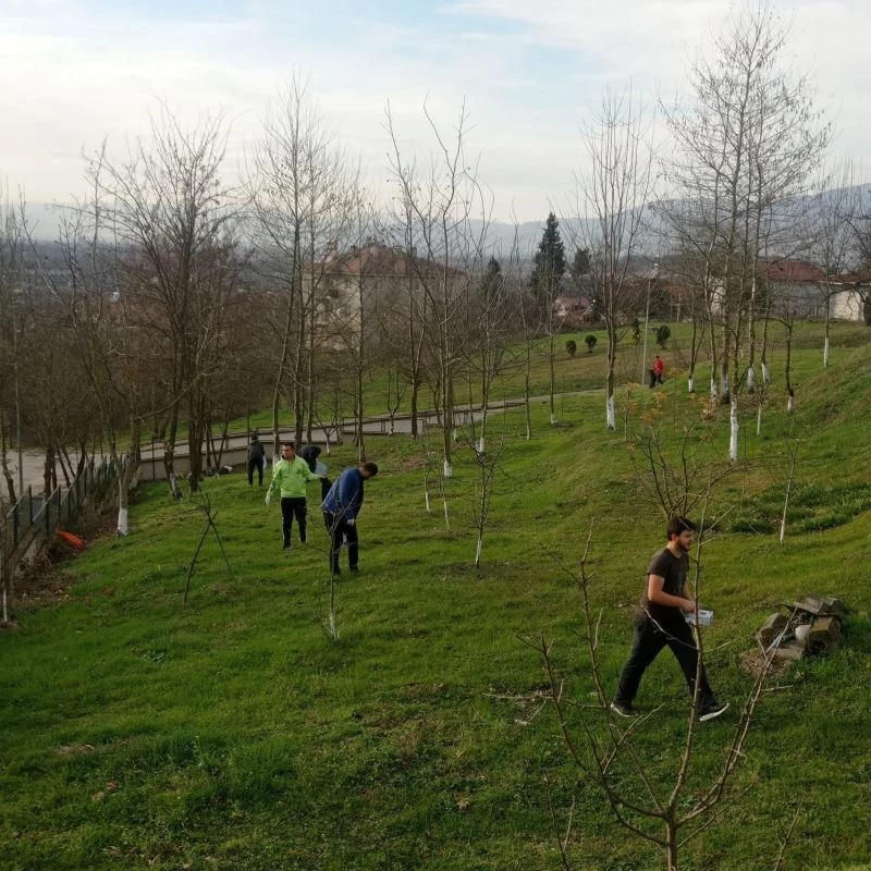 Gençler huzurevinin bahçesini temizledi
