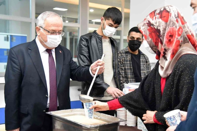 Rektör Ak, sınav öncesi öğrencilerle biraraya geldi.
