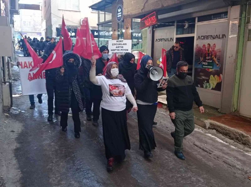 Hakkari’de evlatları dağa kaçırılan ailelerin eylemi sürüyor
