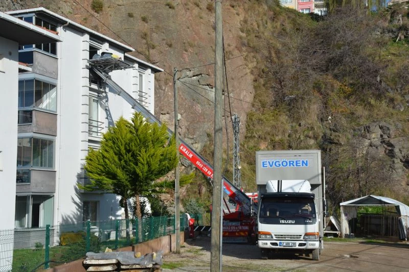 Kaya parçasının zarar verdiği binadaki hane sakinleri tahliye edildi
