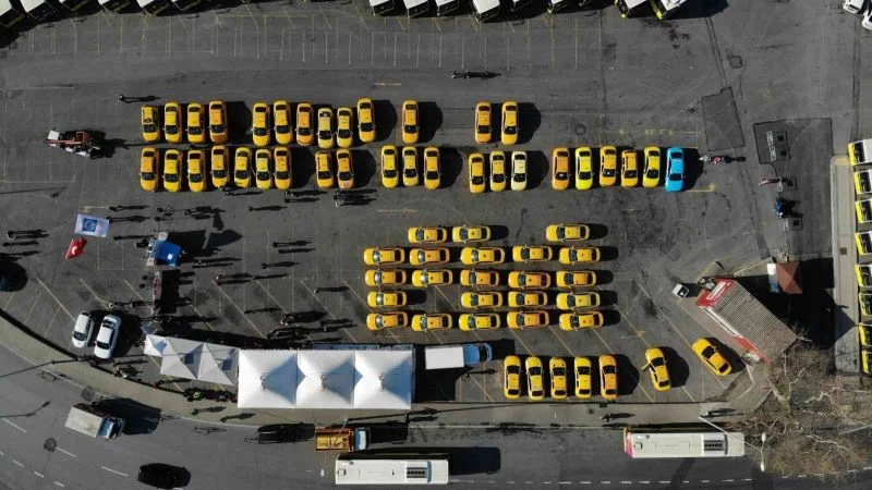 Yüzlerce taksici kontak kapatarak Üsküdar’da kan bağışında bulundu
