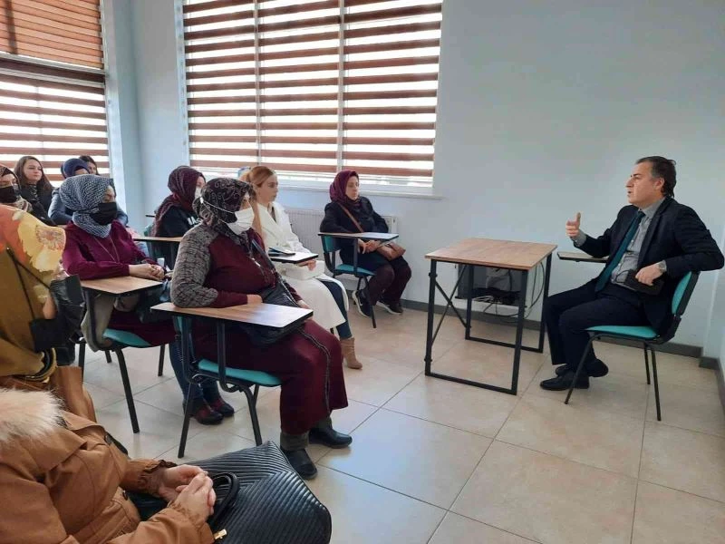 Kadınlara toplumdaki yerlerinin önemini kaymakam anlattı
